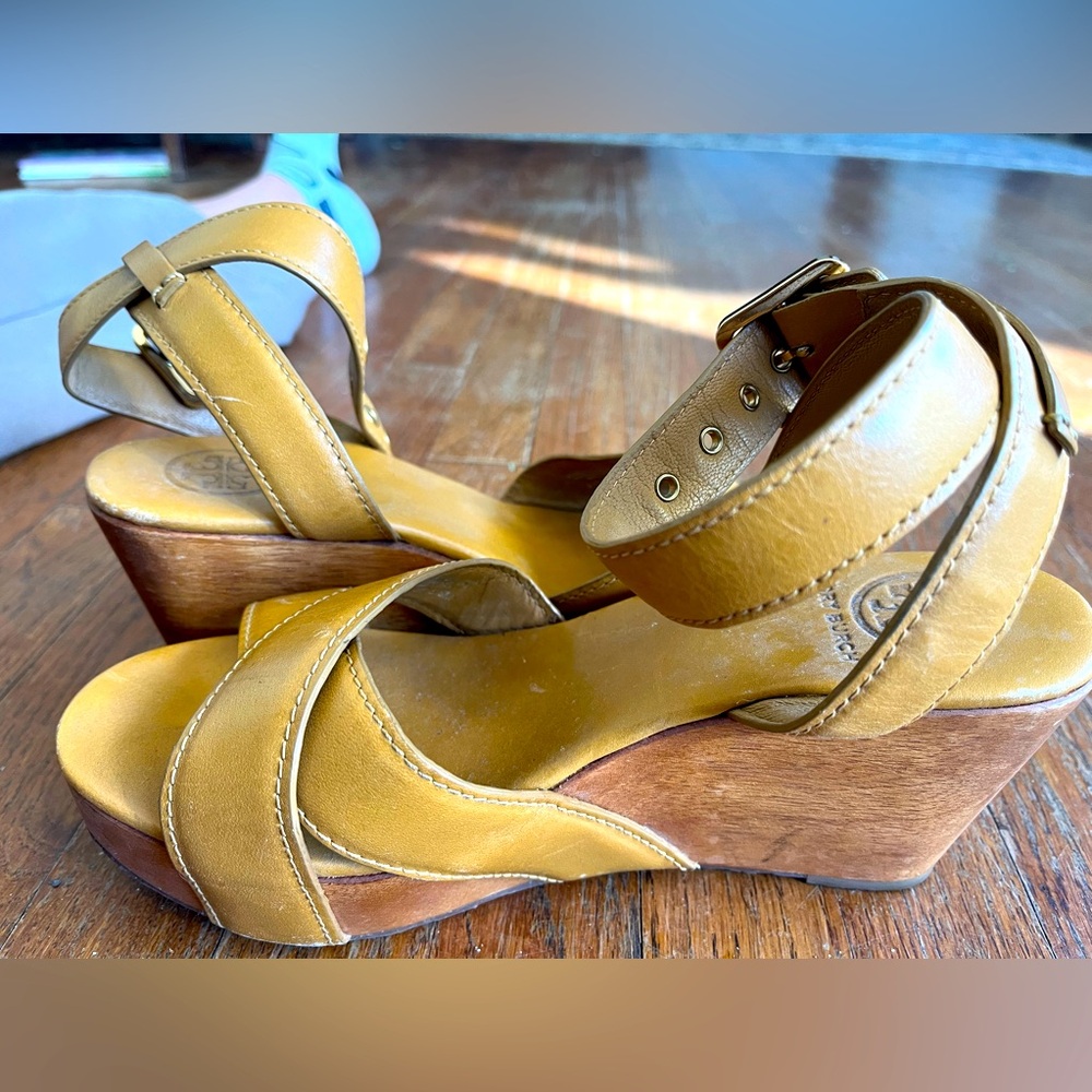 Brown / tan leather and wood Tory Burch sandles women’s size 6.5